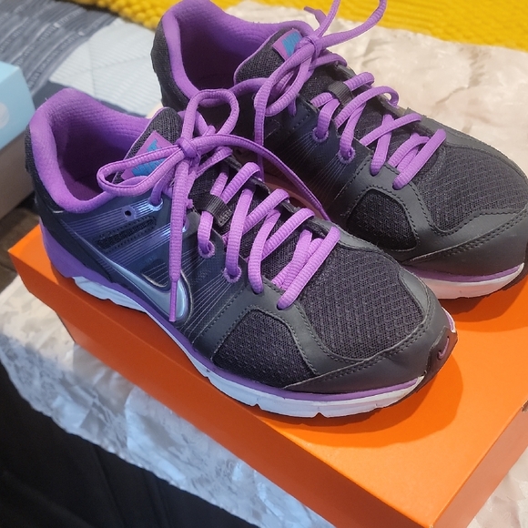 Sleek Women's Athletic Shoes in Black and Purple - Picture 1 of 5